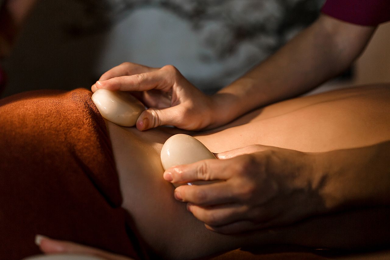 Oil massage with stonetherapy / herbal balls therapy